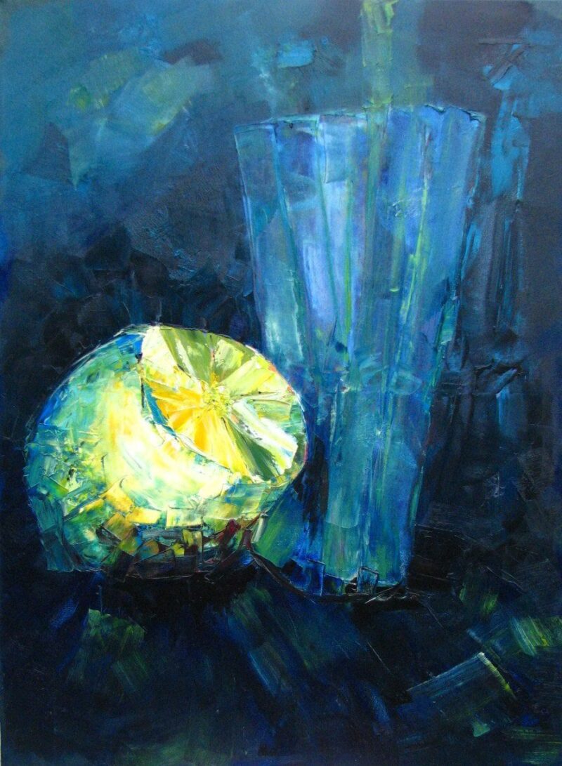 Lemoniada - obraz Katarzyny Williams - Martwa natura z cytryną i szklaną formą w chłodnej, niebieskiej palecie